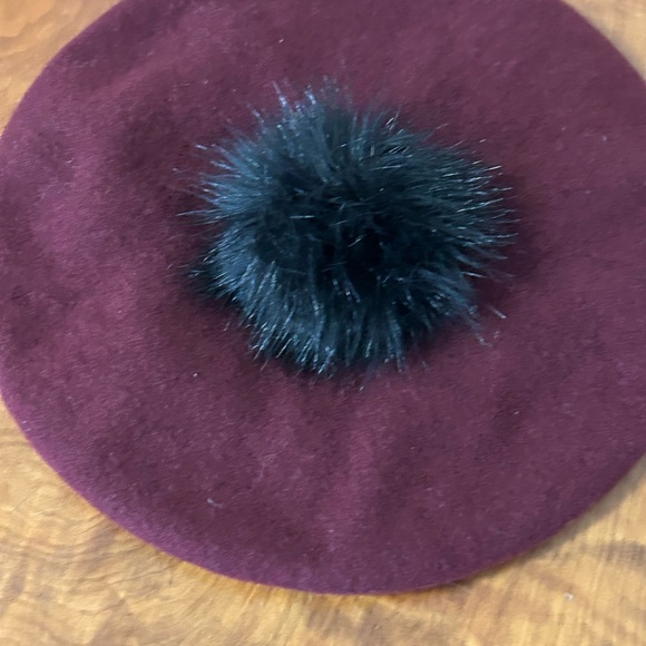 CND Wool Parkhurst Burgundy Beret with Faux Fur - Picture 6 of 6